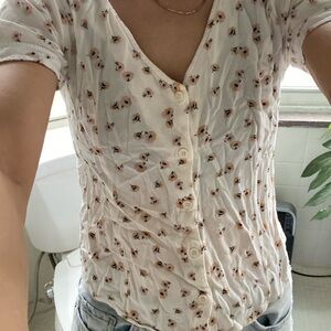 🦋 4 for $20! 🌼

Cute floral top